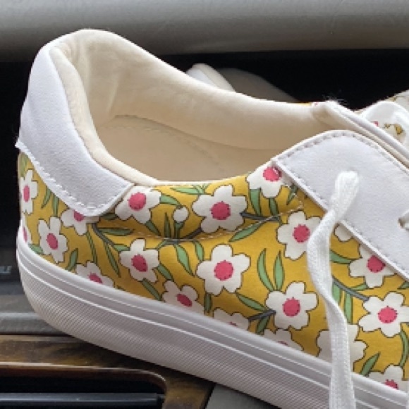 RESTRICTED White Floral Print Canvas Lace Sneakers Size 9.5 - Picture 3 of 15